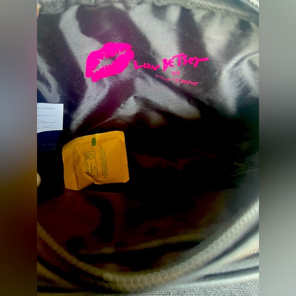 NWT! BETSEY JOHNSON CROSSBODY BAG WITH 2 COMPARMENTS & AIRPOD CASE! - Picture 2 of 5